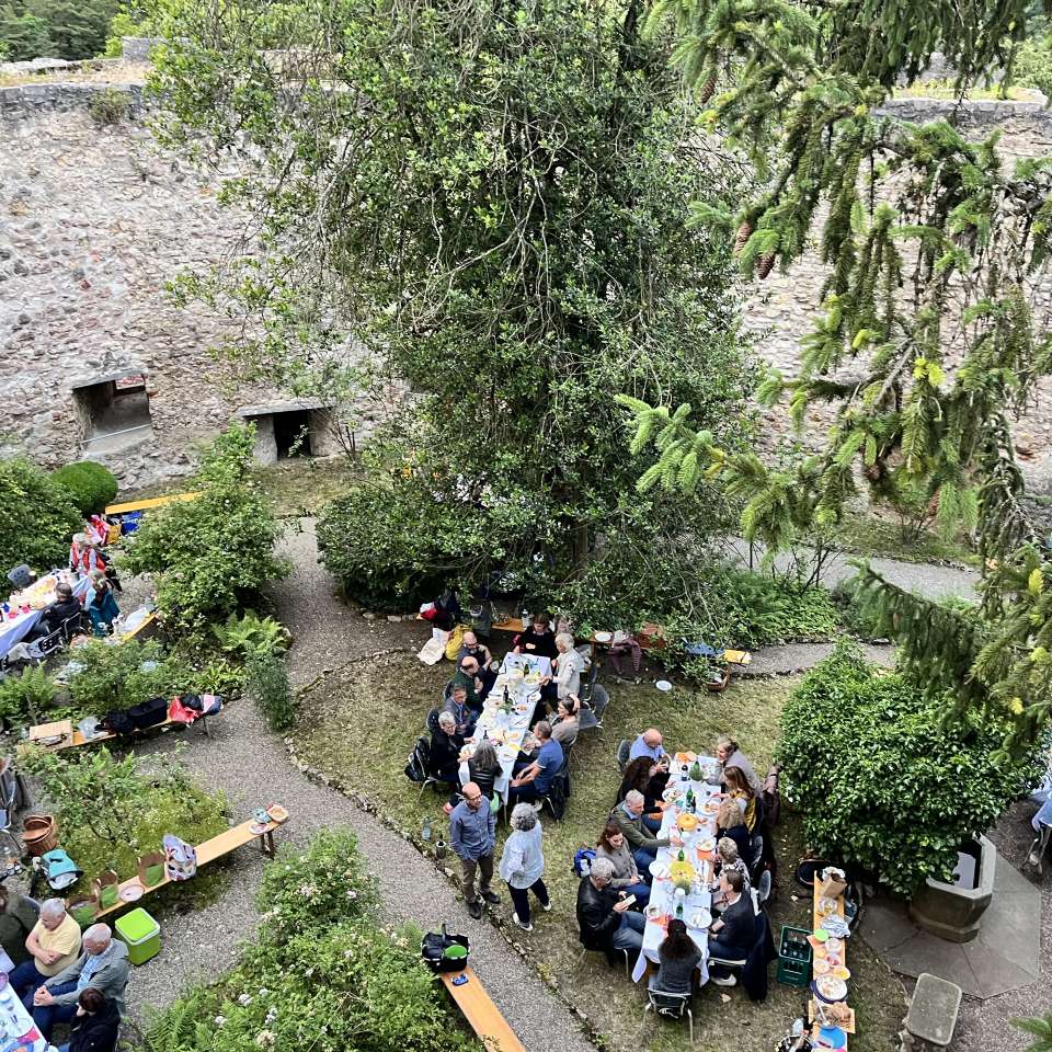Dekorierte Tische im Schlossgarten